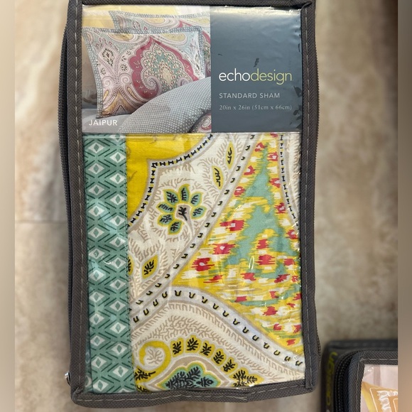 Queen EchoDesign Comforter Set with 2 extra Shams & decorative Pillow - Picture 6 of 8